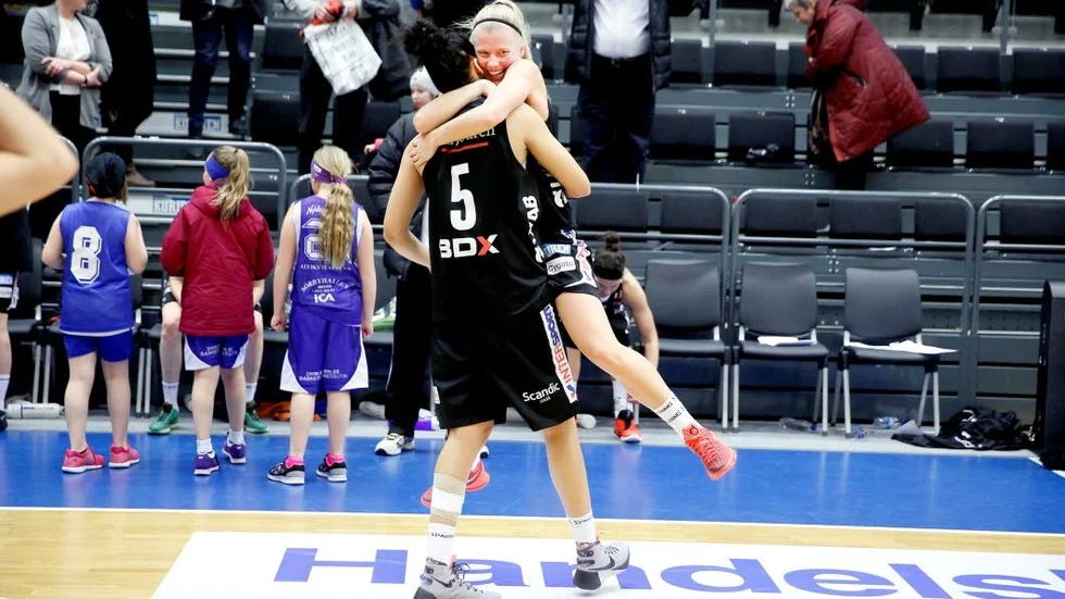 Glädje. Det var glada miner i hemmalaget sedan man vänt i toppmatchen mot Udominate.