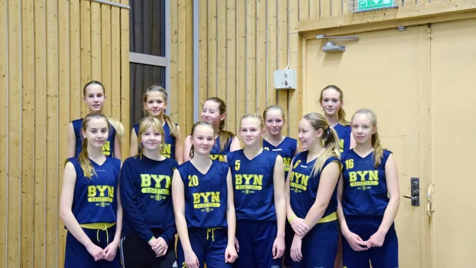Laget. Längst upp från vänster: Emma Rierstan, My Johansson, Elin Berglund, Smilla Widergren, Alva Nordberg, Esther Fjällström.
Längst ner från vänster: Alice Henriksson, Maja Lager, Ellen Söderholm, Alicia