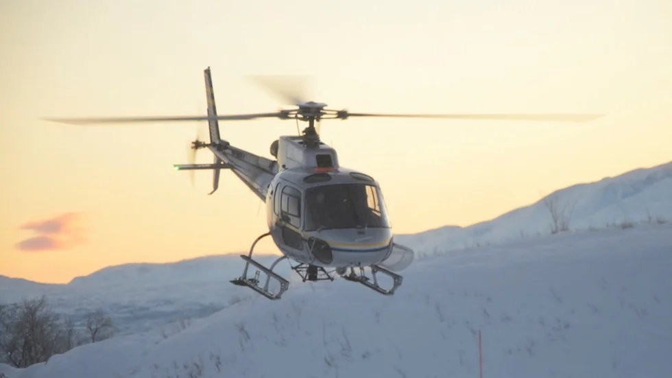 Helikoptrar flyger skytteltrafik mellan Ritsem och haveriområdet.