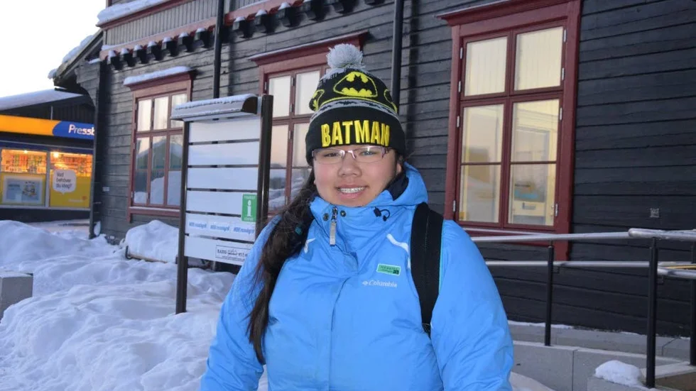 Kyligt. "Så här kallt har jag inte varit med om", säger Rebecca Awe som anlänt med buss från Kiruna under morgonen.