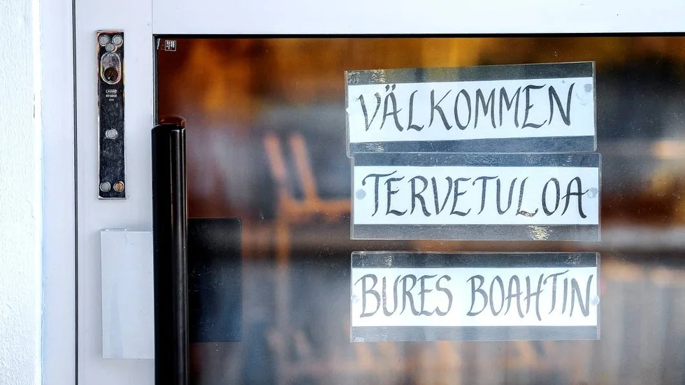 Välkommen. På storskiftets förskola hälsas barn och vuxna välkomna på tre språk, svenska, finska och samiska.