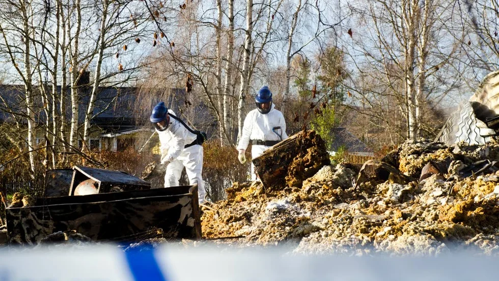 Hittade vissa fynd. Kriminalteknikerna Peter Wäppling och Niklas Eriksson genomförde under dagen en teknisk undersökning av brandplatsen i Bredåker.