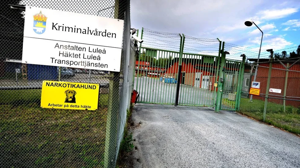 Fortsatt inlåst. En bodensare i 50-årsåldern får stanna i häktet i minst två veckor till. Han är på sannolika skäl misstänkt för våldtäkt av barn.
Foto: Andreas Wälitalo