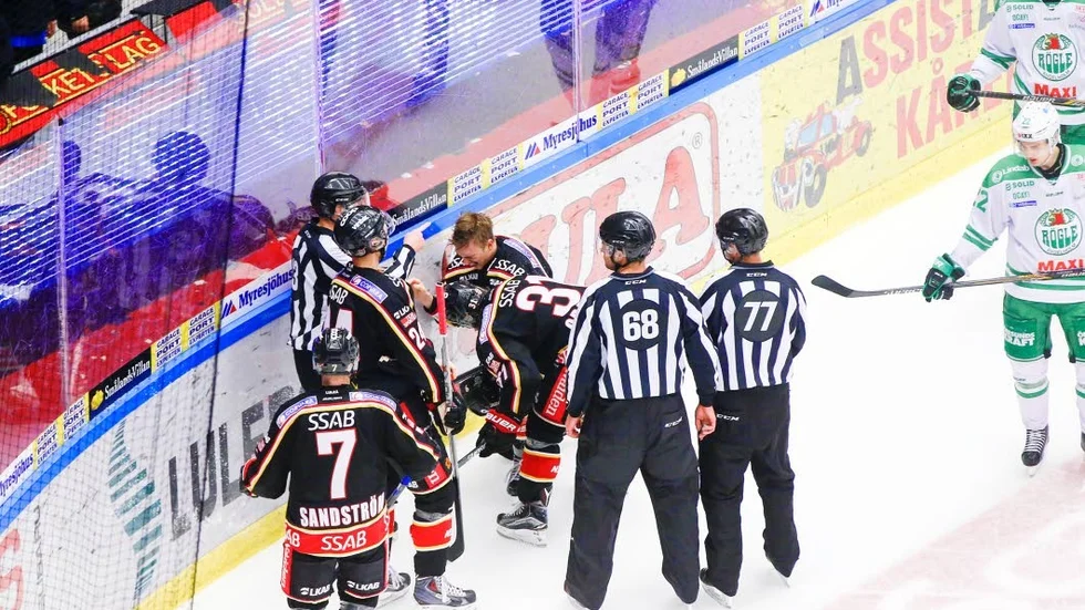 Tacklingar. Här har Karl Fabricius tacklats av Almen Bibic som senare i matchen fick matchstraff. Janne Sandström tittade till Fabricius och satsade senare på en egen propp.
