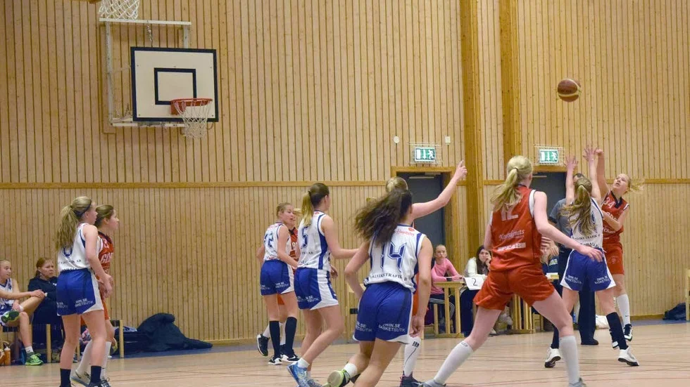 Skarpskytt. Antnäs vann prestigematchen mot Gladan. Här skjuter Gladans Sara Eklund.