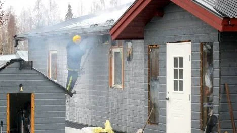 Långt in på lördagsförmiddagen arbetade räddningstjänsten med att släcka den eld som pyrde i isolering under yttertaket.