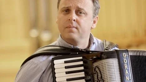 Goran Alachki  turnerar över hela världen. Sedan 1980 har han verkat som professionell artist och internationellt anlitad pedagog. Han är sitt hemlands officiella folkkulturambassadör, utsedd av Kulturministeriet i Skopje. Makedonien är centrum för balkansk musik och många universitet i världen intresserar sig för den.
