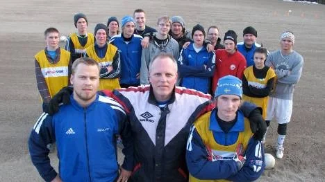 Efter nio år - nu har Sikfors SK ett herrlag i fotboll. Längst fram tränaren Urban Segerlund som håller om Oskar Öhgren, till vänster, och Mathias Nilsson. Det var Oskar och Mathias som tog initiativ till att dra igång herrfotbollen igen.