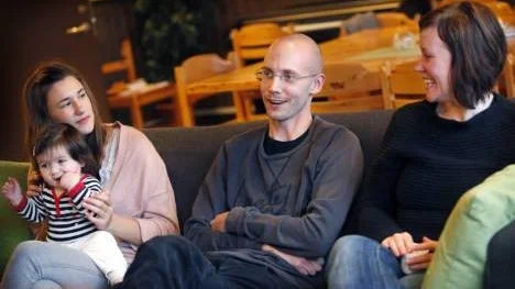 Vuxenprat med både skratt och allvar. Anna Näslund med dottern Alice, Victor Fredriksson och Lisa Parbring tycker att det är givande att få sitta ner i lugn och ro och samtala en stund.
