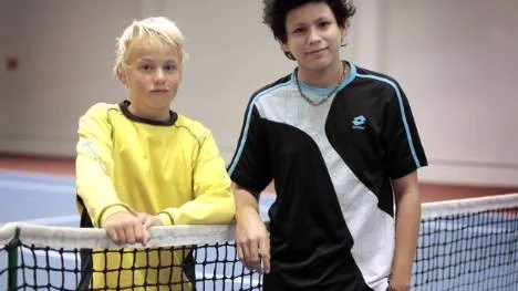 Arvid Norén (till vänster) är 13 år och tog sig till final i herrsingel 16. Där ställdes han mot den tre år äldre Philiph Lundberg som vann med 6-1, 6-4.