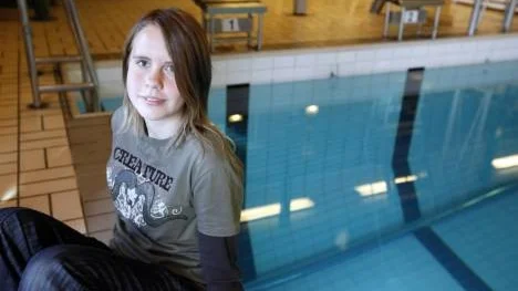 Anne Isaksson vid bassängkanten. Det var mot startpall nr 2 som tioåringen föll med ryggen och huvudet innan han sjönk ner avsvimmad i vattnet på tre meters djup.