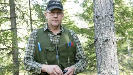 Carl-Henry Lundström har inte ångrat en dag att han blev egen företagare. Men så är det också full ruljans på jobben i Lundströms skogsbyrå.