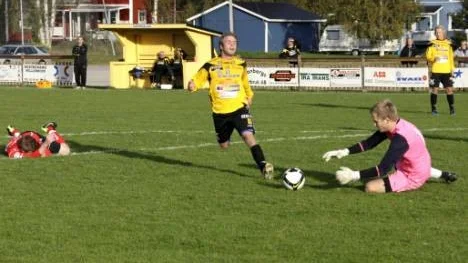 Mittbacken Peter Öberg, Infjärden, på en resultatlös utflykt i division 2-matchen mot Ersboda.