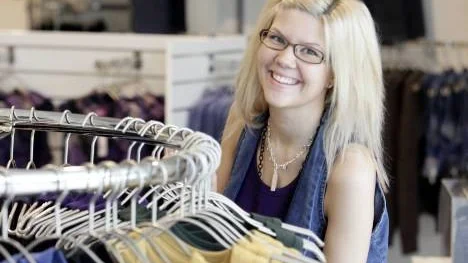 Klädd i märken från egna affären. Sandra Johansson jobbar i sin nystartade klädbutik Miyo fashion.