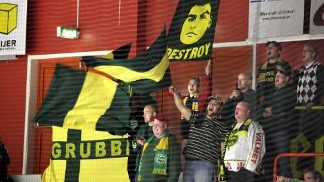 Hockeypremiären lockade en hel del publik. Björklöven kom med en egen klack till LF Arena.
