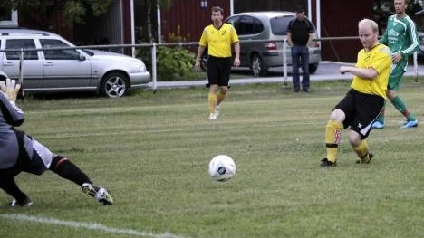 Här slår han till - igen. David Lundkvist blev tremålsskytt när Norrfjärden besegrade Svensbyn med hela 7-3, trots underläge med 0-2.
