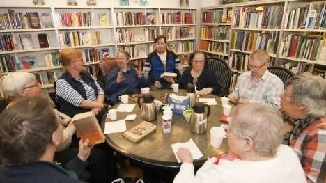Bokprat på bokkaféet. Från vänster, och medurs, Erik Sieurin, Ingrid Lindström, Margot Muammar, Elsy Holmström, Magnus Björklund, Ann Björklund, Anita Åman, Eva Sundberg och Elsa Holmquist.