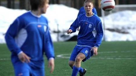 Christofer Fahlman har fokus på bollen. Christofer var en av Storfors AIK:s bästa spelare i förlustmatchen mot Notviken på Hedens konstgräs.