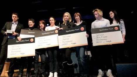 Sparbanken Nord delade ut stipendier till fyra skidföreningar, från vänster Strömnäs GIF, IFK Tärendö, Älvsby IF skidor samt Piteå Elit.