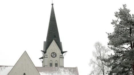 Från och med i år så måste Svenska Kyrkan börja betala skatt på sina skogsintäkter. För Luleå Stift innebär det ett inkomstbortfall på cirka fyra miljoner kronor. Pengar som man dock räknar med att tjäna in med ökad skogsavverkning.