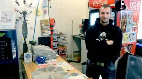 Daniel Mathiesen jobbar i den privatägda kiosken vid busstationen. Trots att han inte har med busstationens verksamhet att göra försöker han hålla sig uppdaterad på busstider och annat när folk vänder sig till honom med frågor.