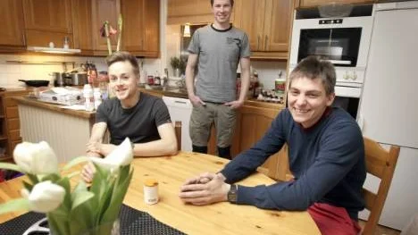 Piteå Elits åkare och ledare bor i ett hus utanför Svensbyn - samma hus som under SM 1999. Sportchefen                                    Mattias Berglund, David Hedlund och Tomas Persson kopplade av i köket under den tävlingsfria dagen.