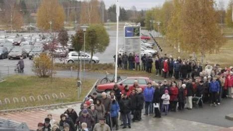 Hundratals gamla och sjuka i riskgrupperna tvingades vänta i snålblåsten och kylan utanför Regnbågen. Vårdpersonalen släppte in 30 åt gången och hann inte avverka alla som samlats under måndagen.