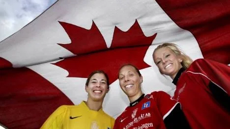 Tre hockeyintresserade kanadensiskor, Stephanie Labbé, Brittany Timko och Kaylyn Kyle. Tillsammans med Emma Gustavsson ska de kolla in junior-VM och NHL kring jul och nyår. (Arkivbild).