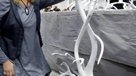 Annika Brännström, Lapland design, gör ljusstakar av renhorn.