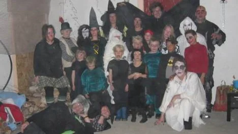 Halloweenparty i Lasses lada. Läskigt, men ruskigt trevligt med många utklädda gäster.