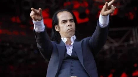 Så här är vi vana vid att se Nick Cave. Men rockstjärnan har också en annan ådra. Nu har hans andra roman "Bunny Munros död" översatts till svenska.