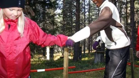 Med en hjälpande hand går allt så mycket bättre. Yoel Tesfamhret får stöd av Ebba Sundkvist för att ta sig genom banan utan att riva ner pinnarna.