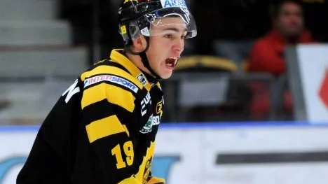 Johan Forsberg inledde sin debutsäsong i elitserien med att göra poäng i de tre första matcherna. Men i går, när Skellefteå förlorade mot Djurgården, bröts sviten. Johans enda "målpass" var olyckligt, det betydde 2-1 till gästerna. Segermålet. "Men vi hade en tung kväll", tyckte Johan. (arkivbild)