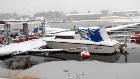 Alla tror inte på vintern. Inte än. Därför får båten ligga i sjön.