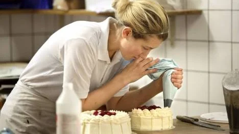 Sara Nilsson har extra ansvar för tårtor och andra bakverk. "Men hemma bakar jag nästan aldrig", skrattar hon.