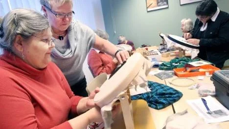 "Så här kan du också göra om du vill ..." Kristina Nilsson ger tips till deltagaren Karin Enerud.
