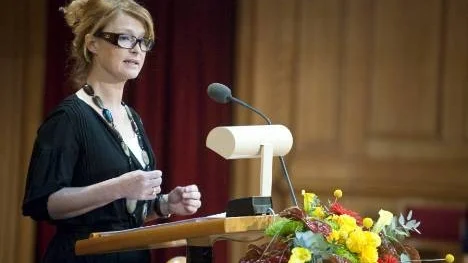 "Tar man på sig de glasögonen blir ju hela livet ett sexuellt trakasseri", sade Lena Endre som inte kände igen sig i Ekots undersökning.
