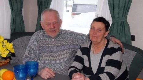 Nalle Svanberg och Marianne Johansson tar igen sig i husvagnen i värmen. Dagen innan fick de uppleva sina livs värsta skotertur då de fastnade i snösörja och vatten som var djupare än stövlarna var höga.