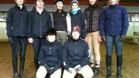 Här är Piteås elitlag för stora hästar. Bakre raden från vänster: Johanna Sandberg, Erica Sjöström, Eva Fabricius, Emelie Sandberg, Emmy Hellgren, Joanna Munther. Knästående från vänster: Louice Pettersson, Jessica Persson (lagledare).