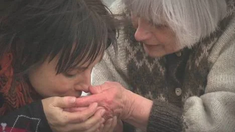 Lo Kauppi och Lilly Ylipää i filmen med titeln "Mie halvan kotia" på meänkieli.