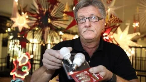 Leif Lidström, Elkedjan i Piteå, rekommenderar LED-lampor till adventsstaken och julgransbelysningen, men när det gäller större lampor till inomhusbelysning är han mer försiktig. Däremot tror han att LED-lampan har framtiden för sig.