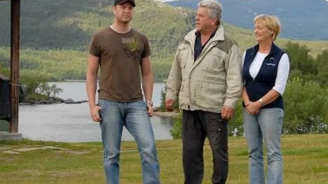 Frans Helamb är redo att ta över turistverksamheten i Vuoggatjålme. Föräldrarna Björn och Monica håller på att bygga sig ett pensionärsboende.