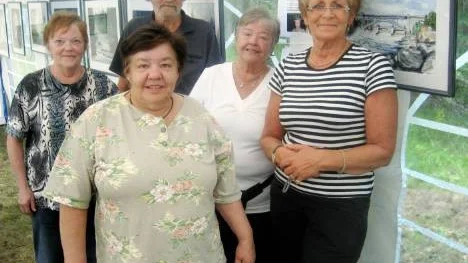 Fem av konstnärerna i Sikforsgruppen ställde ut valda delar av sina verk under sommarfesten. Från vänster Eivor Björk, Lisbeth Broström, Ansgar Sandberg, Gunvor Lundberg och Maj Nilsson.