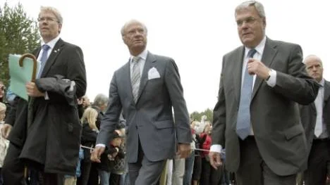 Kung Carl  XVI Gustaf flankerad av kommunalrådet Peter Roslund och landshövding Per-Ola Eriksson.