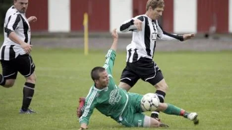Jörgen Westerlund och Per Pettersson två av spelarna i Munksund/S SK som fick Svensbyn på fall. Hemmalaget vann till slut stort i derbyt och fortsätter att skugga serieledande Lira.