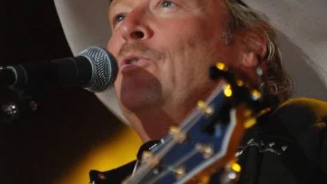 Alan Jackson beskrivs som den störste av alla countryartister. På fredagen besökte han Sverige för första gången i sitt snart 51-åriga liv. Spelningen inträffade på Sundbyholms travbana utanför Eskilstuna och lockade publik från hela landet.