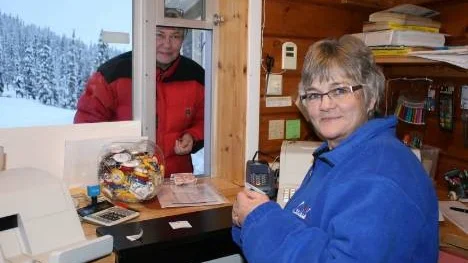 Lena Rönnholm köper säsongskort åt sonen Josef. Maria Ederlöv gläds åt anläggningens många trogna gäster.