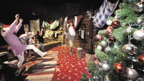 "Alf school" i Santa park är till för alla barn som vill utbilda sig till riktiga tomtenissar och tomtens hjälpredor. "Om ni gör de här rörelserna och säger de exakta orden till ute en stjärnklar kväll så kommer tomten och hämtar er, sedan får ni gå i nisseskola i 99 år", berättar ledaren. Barnen tycker det är spännande.