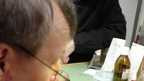 Einar Höglund får sin klocka fixad på någon minut av urmakare Per Anders Ljunglöf. "Det är trevligt när det kommer kunder in till verkstaden" tycker han.