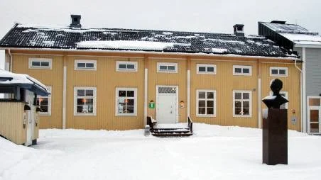 Det ska inte rasa snö från Silvermuseets tak. Men på onsdagsförmiddagen gjorde det det, för andra gången. Lyckligtvis befann sig ingen i anslutning till entrén.
